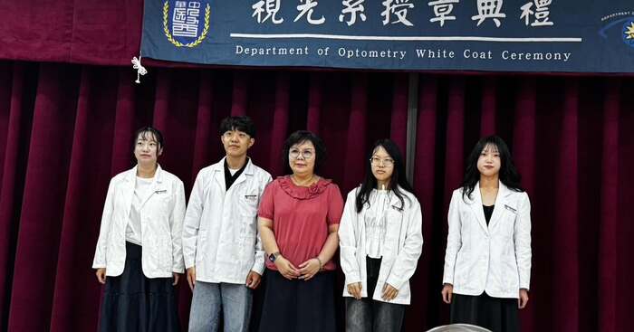 邀請校長李碧娥為學生進行授章圖片