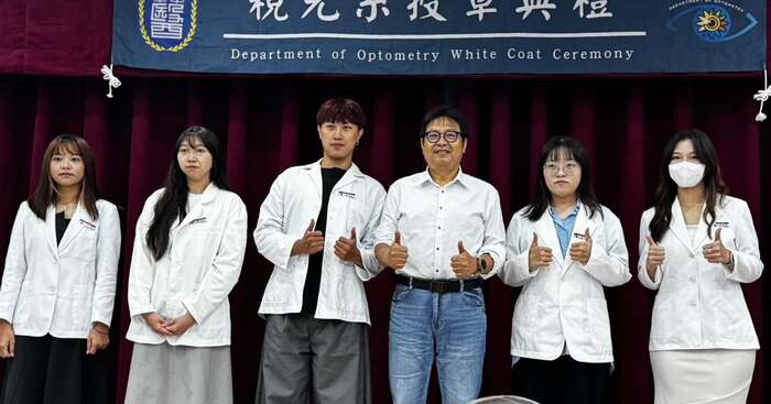 邀請醫事學院院長 楊堉麟 為學生進行授章圖片