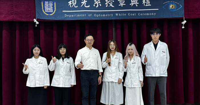 邀請師長為學生進行授章圖片